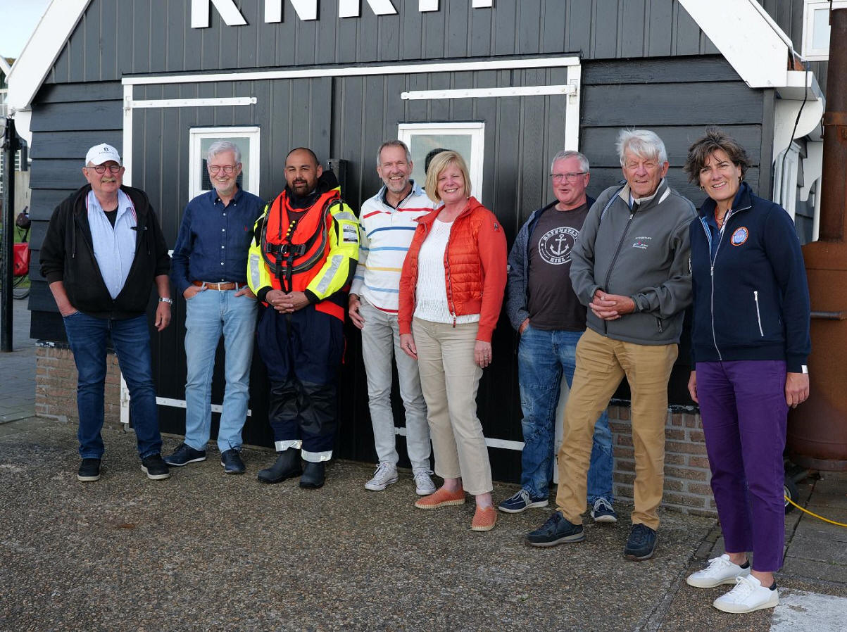 KNRM Marken krijgt donatie van drie overlevingspakken