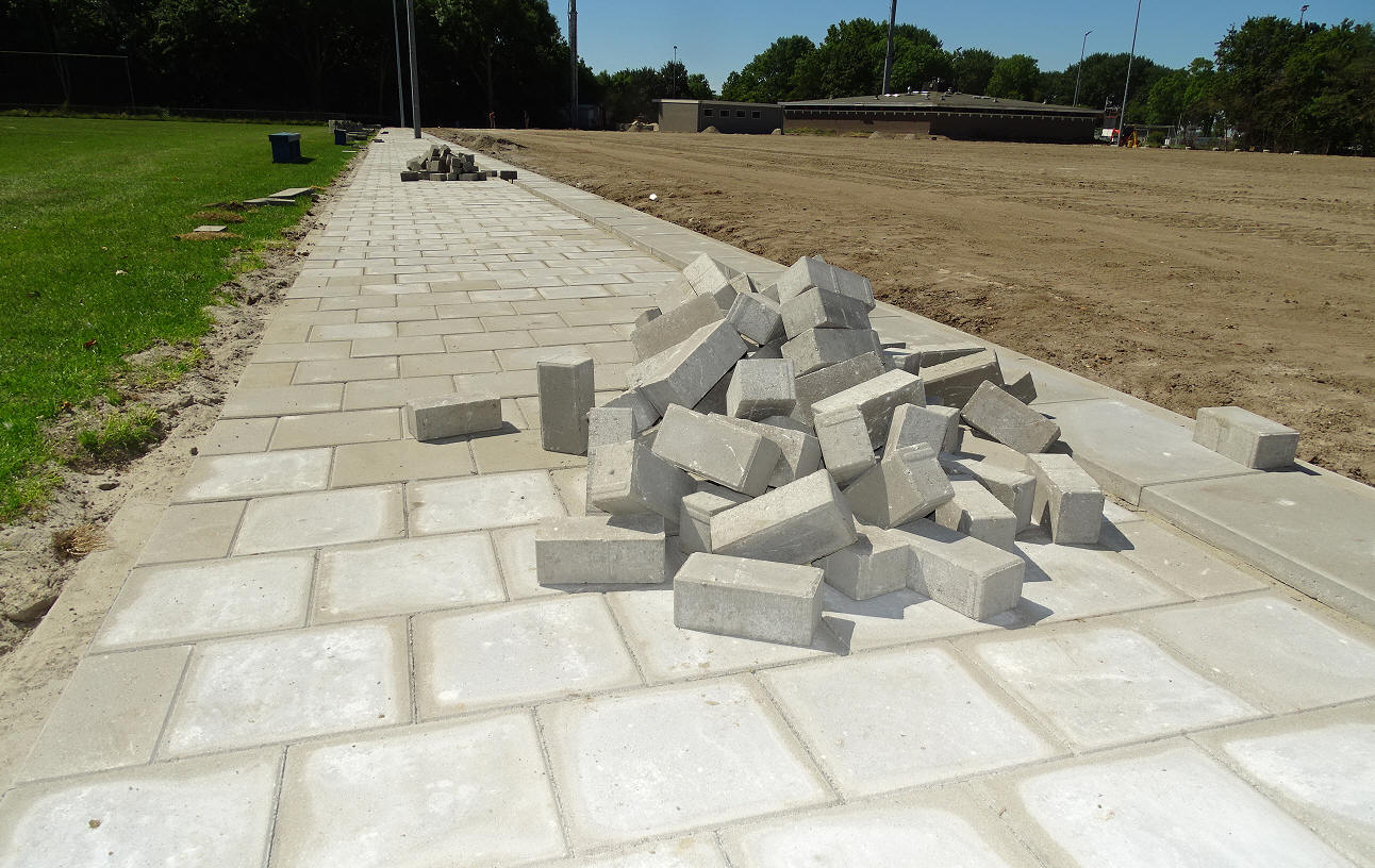 Eerste straatwerk aangelegd rond nieuwe B-veld S.V. Marken