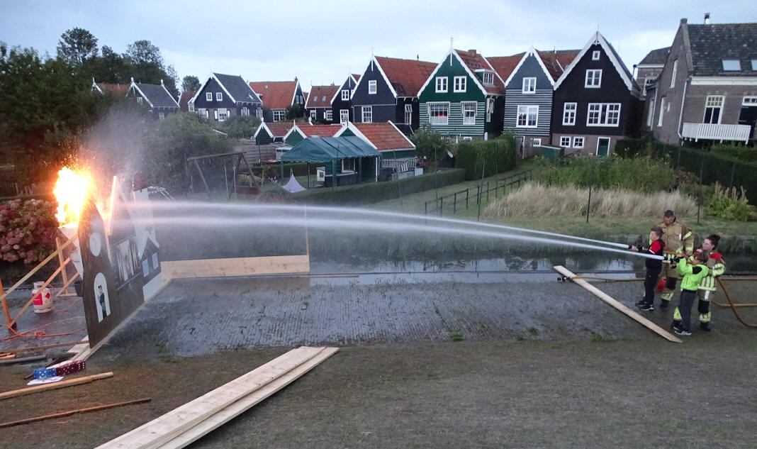 Marker jeugd heeft brandslang ter hand genomen