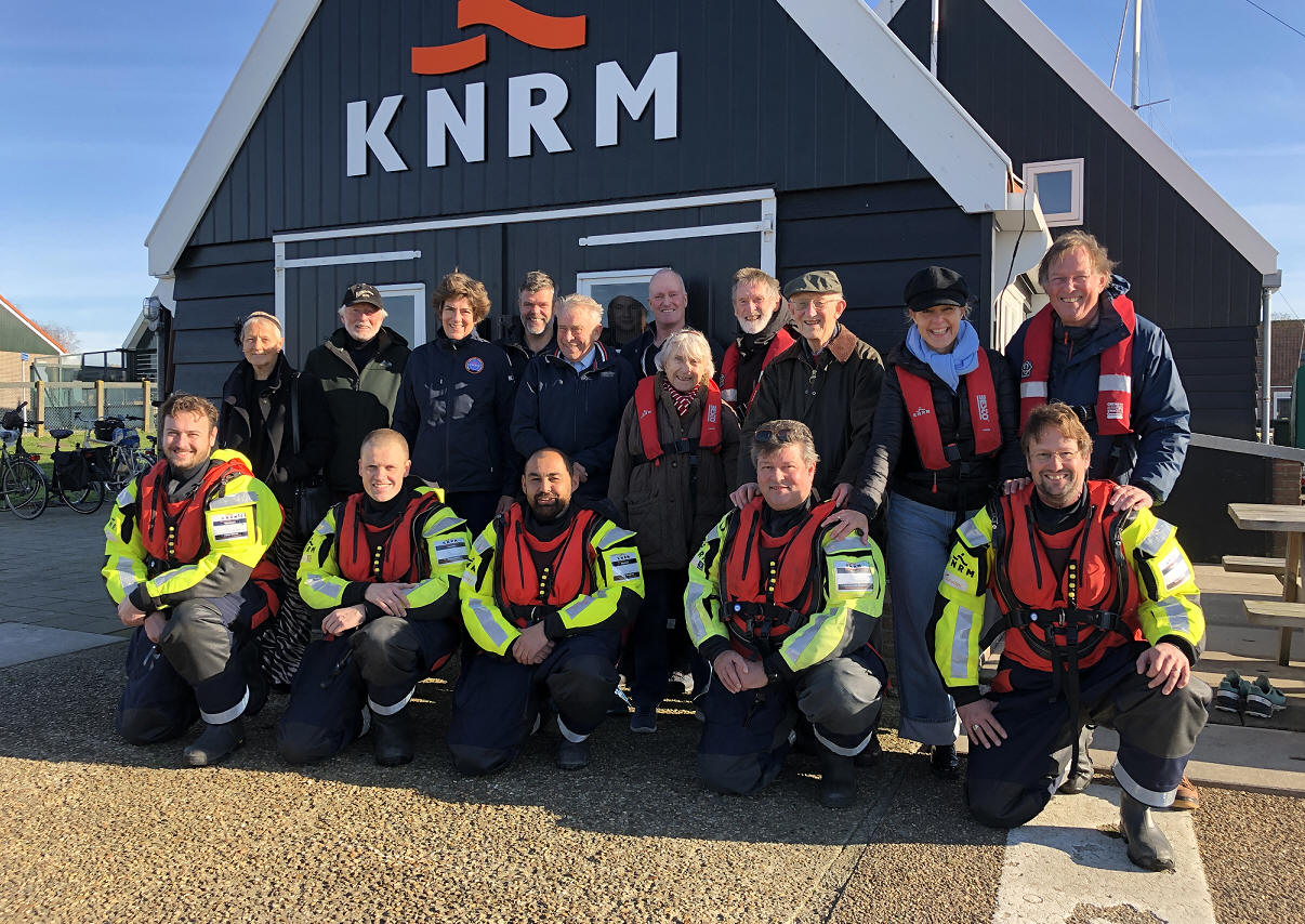 Trouwe KNRM donateurs op bezoek bij reddingstation Marken