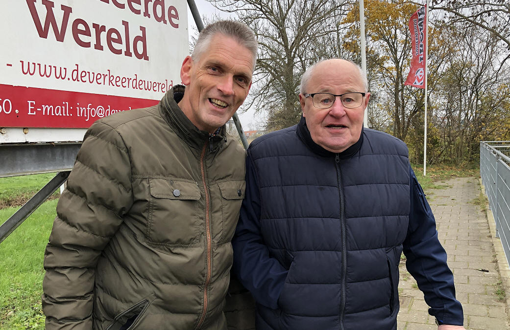 Twee oud-voetballers ontmoeten elkaar langs de lijn bij S.V. Marken