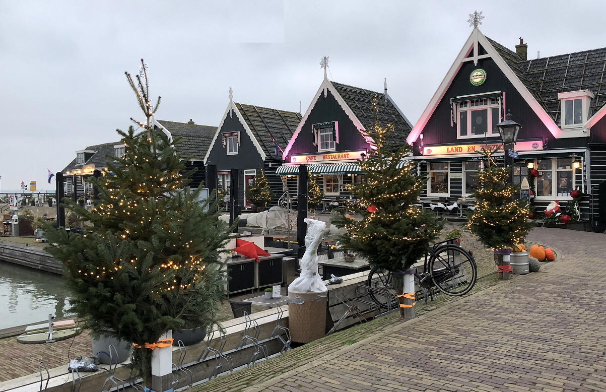 Verlichte kerstbomen bij 'Land en Zeezicht'