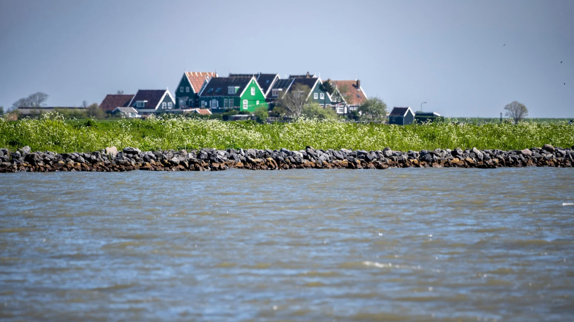 Start aanleg proefvakken voor Dijkversterking Marken