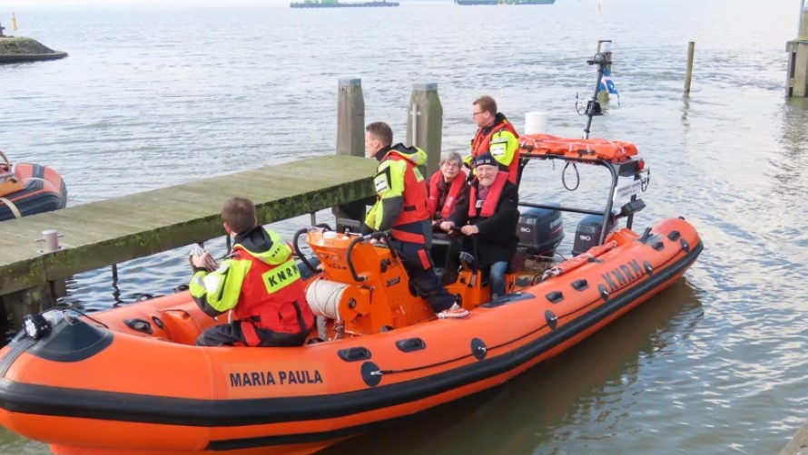 Trouwe KNRM donateurs op bezoek bij reddingstation Marken