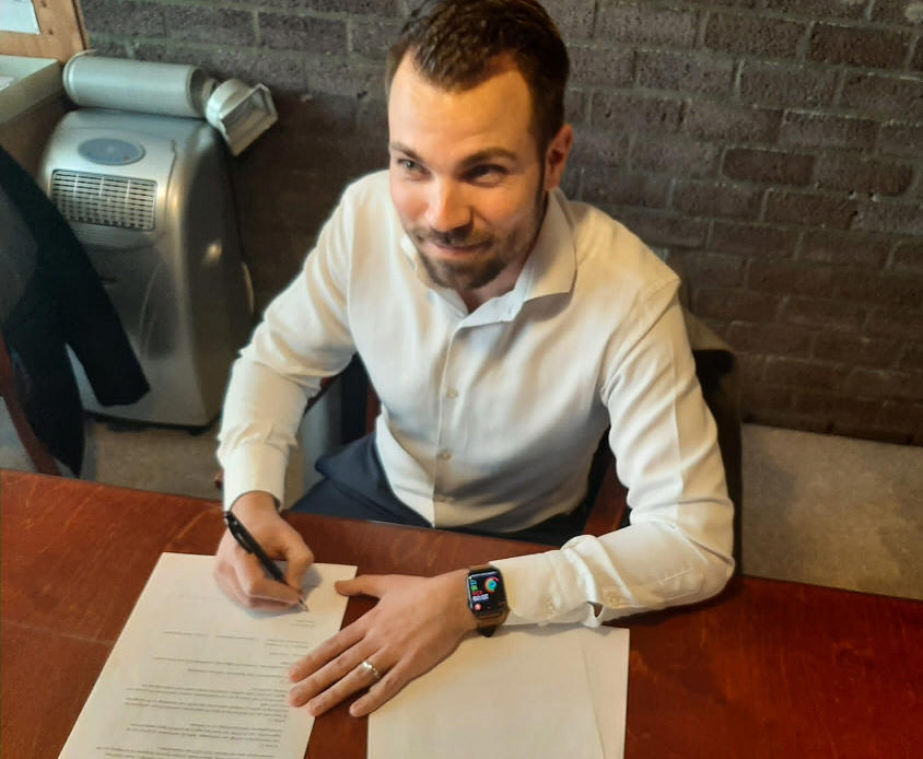 Tom Brouwers tekent contract bij Sportvereniging Marken