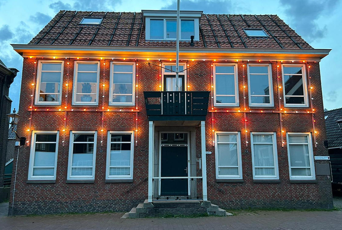 Koningsdaglampjes aan het Kerkplein branden weer