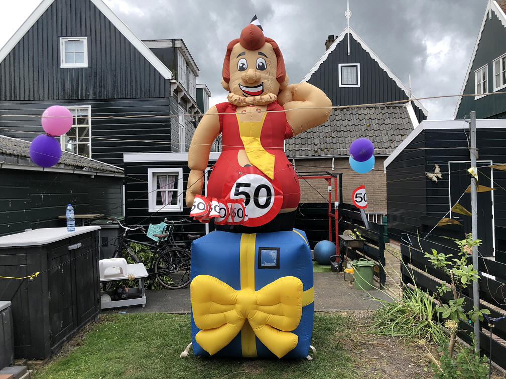 Gespot op Marken: 'André 50 jaar'