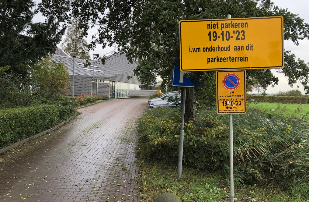 Onkruidbestrijding parkeerterrein Het Trefpunt