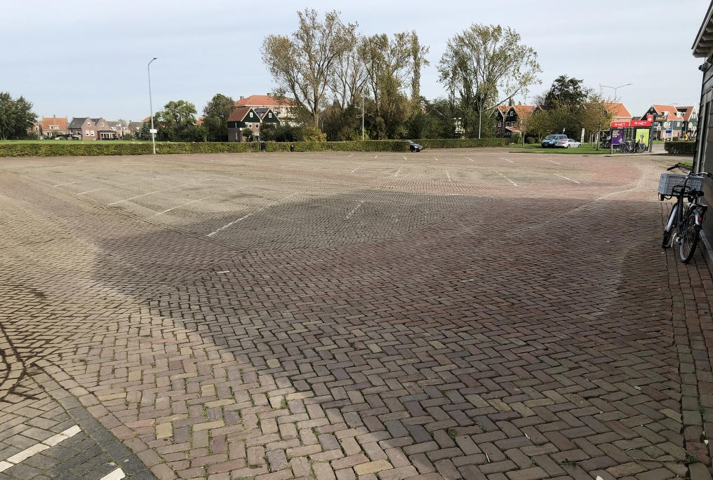 Parkeerterrein Marken aan 'bushalte kant' onkruid vrij