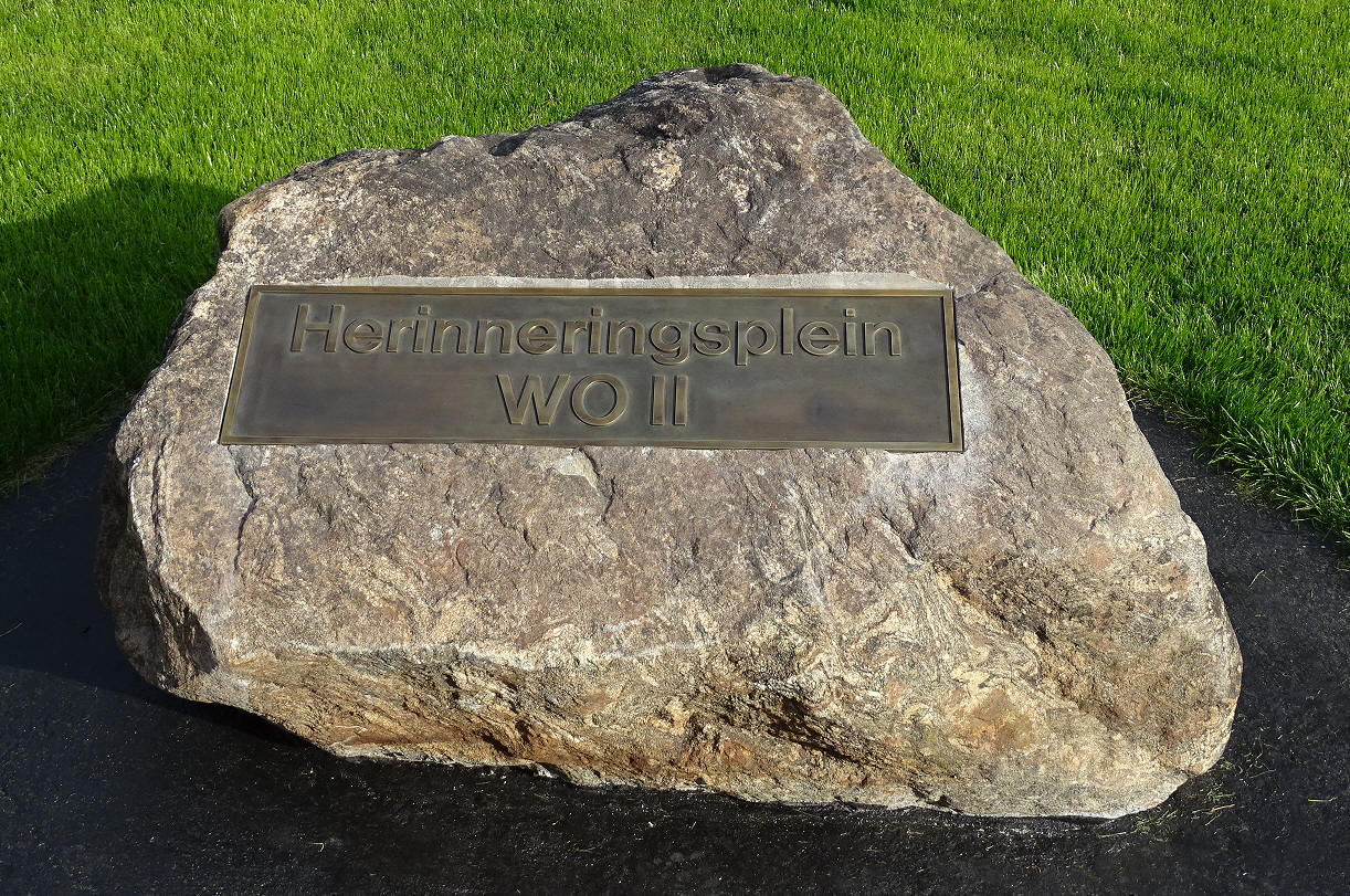 Burgemeester Van der Weele onthult 'Herinneringsplein WO II '