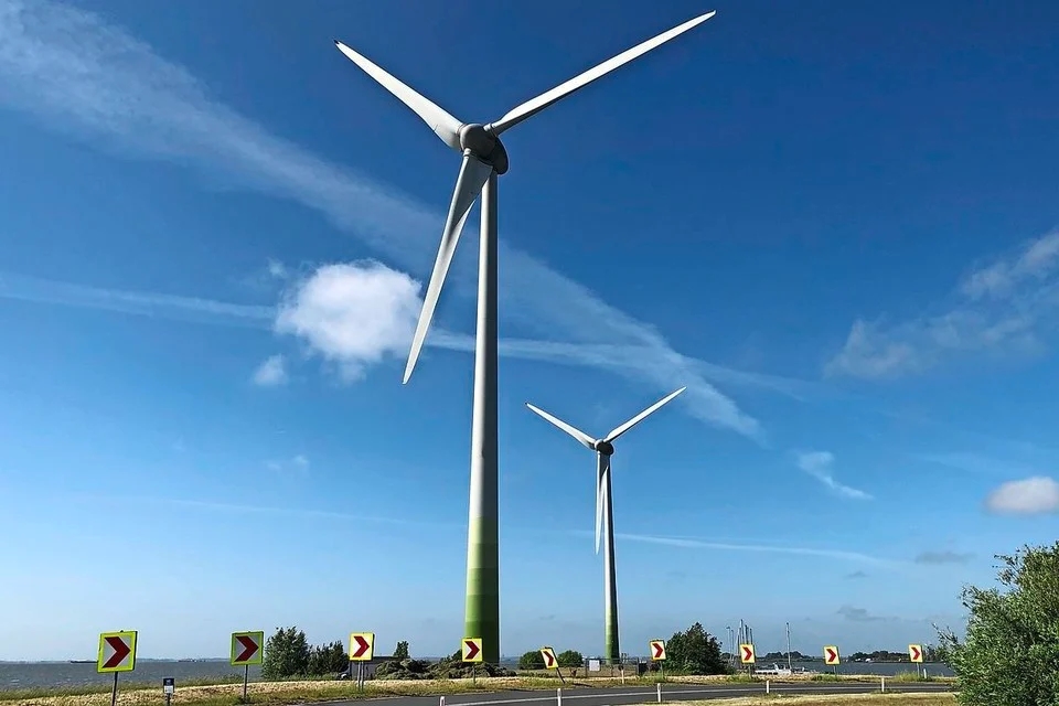 Wethouder diep door het stof van de windmolens in Waterland; poging om grotere turbines mogelijk te maken per direct gestaakt