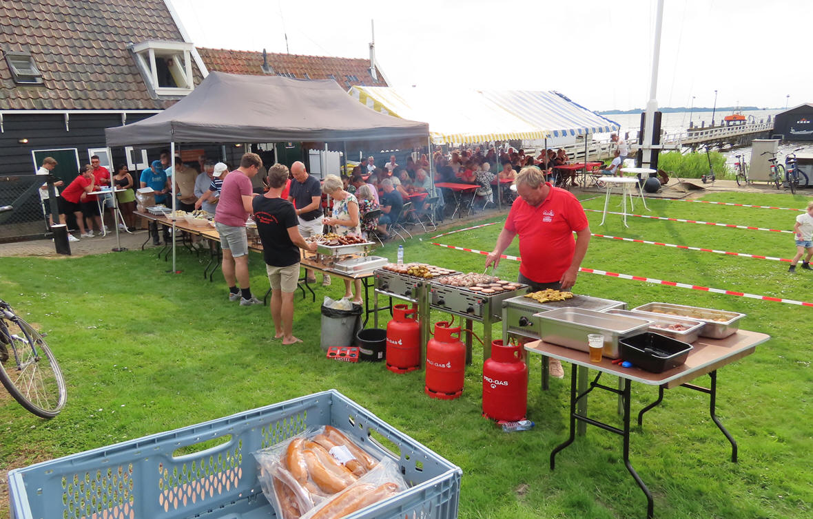 eslaagde Dorps BBQ tijdens Marker Havenfeesten