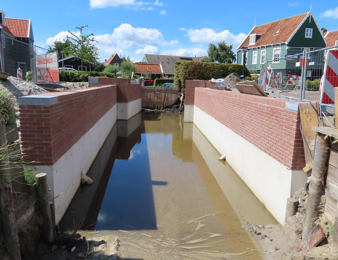 De steigers zijn verwijderd bij de nieuwe kademuur Wilhelminabrug