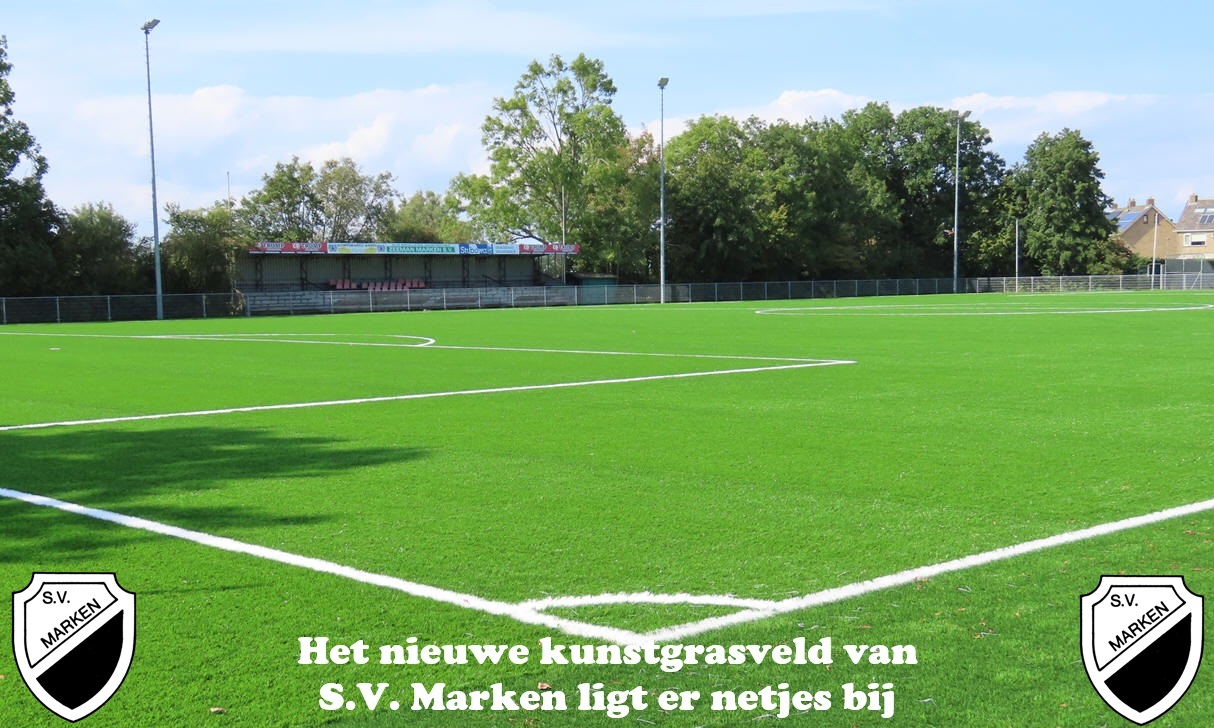 Het nieuwe kunstgrasveld van S.V. Marken ligt er netjes bij