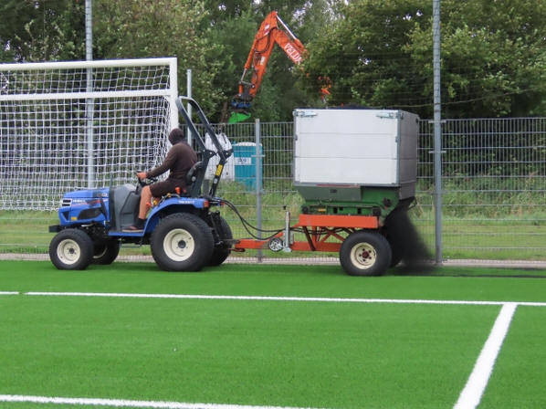 Het nieuwe kunstgrasveld van S.V. Marken is bijna speel gereed