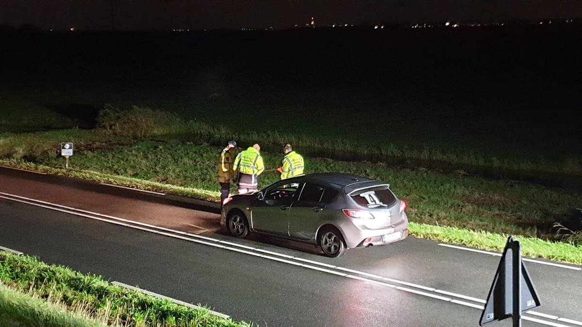 Zeedijk bij Zuiderwoude gedeeltelijk afgesloten voor onderzoek naar fataal ongeval Tamar (14) uit Marken