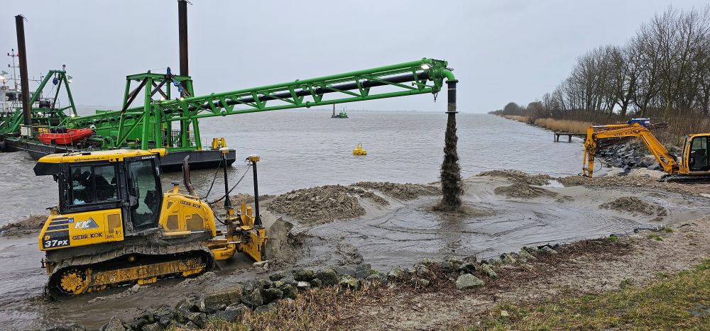 Aanbrengen vierde zandlaag tussen haven en Bukdijk