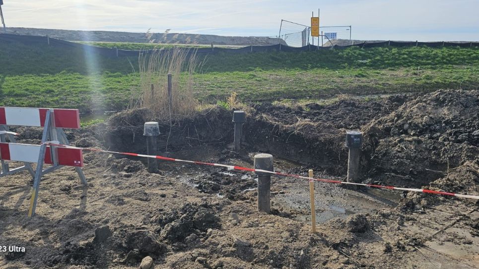 Palen geplaatst voor toiletgebouw bij vuurtoren Marken