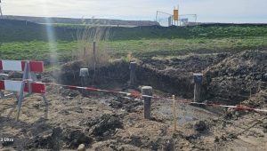 Palen geplaatst voor toiletgebouw bij vuurtoren Marken